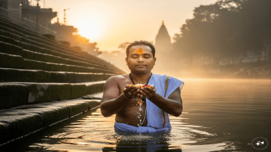 पूर्वजों की तृप्ति हेतु तर्पण करते हुए श्रद्धालु