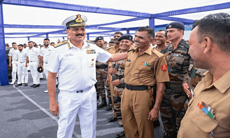 नौसेना प्रमुख समुद्री सुरक्षा और वास्तविक समय की जानकारी पर चर्चा करते हुए