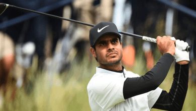 शुभंकर शर्मा बीएमडब्ल्यू पीजीए चैंपियनशिप में शॉट लगाते हुए