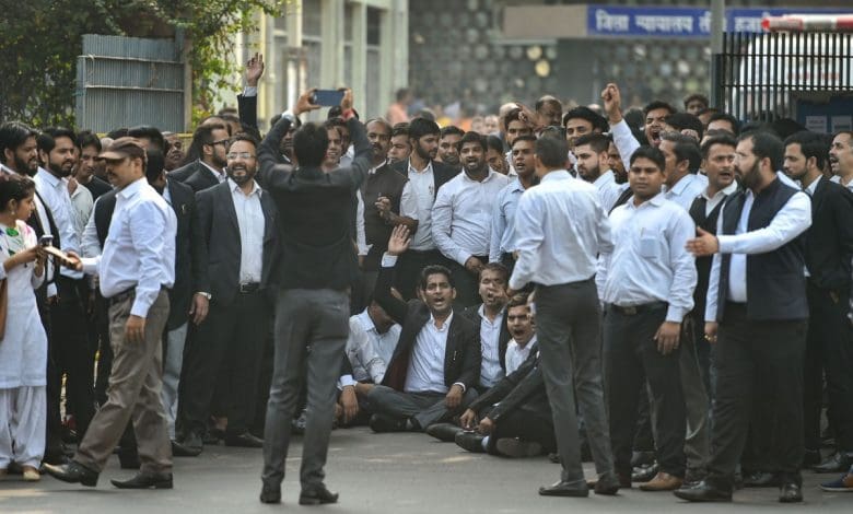 दिल्ली पुलिस के आश्वासन पर बार एसोसिएशन ने खत्म की हड़ताल