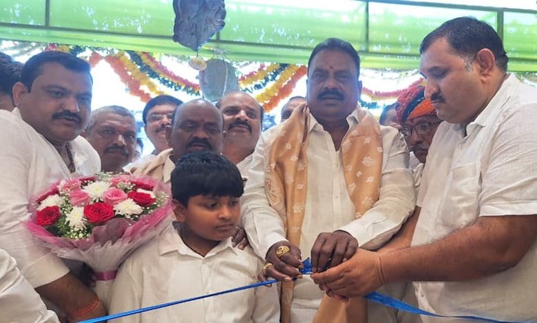 रूपसागर शॉपिंग मॉल उद्घाटन में अतिथियों का स्वागत