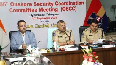 तेल और गैस क्षेत्र सुरक्षा बैठक में अधिकारी चर्चा करते हुए