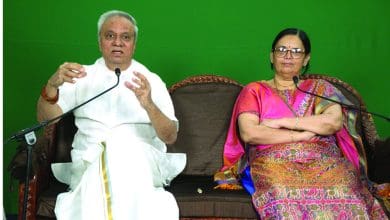 सत्संग में रमेशजी जीवन में धैर्य और शांति का संदेश देते हुए