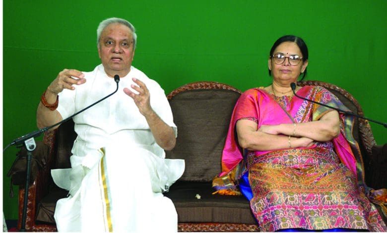 सत्संग में रमेशजी जीवन में धैर्य और शांति का संदेश देते हुए