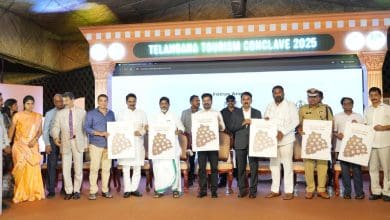 मुख्यमंत्री रेवंत रेड्डी पर्यटन सम्मेलन 2025 में भाषण देते हुए