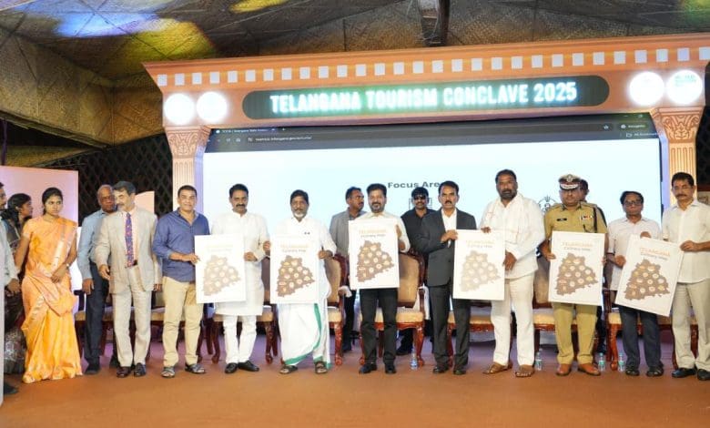 मुख्यमंत्री रेवंत रेड्डी पर्यटन सम्मेलन 2025 में भाषण देते हुए