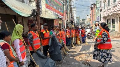 हैदराबाद स्वच्छता अभियान में कचरा हटाना