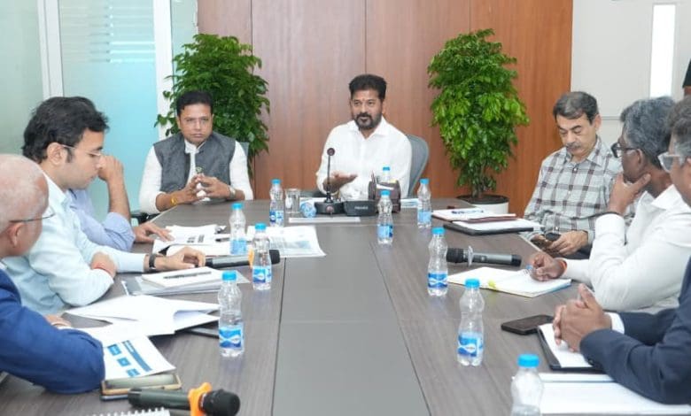 टी-स्क्वायर को लेकर समीक्षा बैठक करते मुख्यमंत्री रेवंत रेड्डी।
