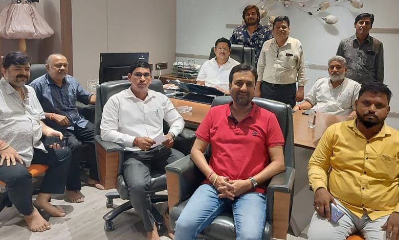 संस्कार-एक धारा की बैठक में सामाजिक कल्याण योजनाओं पर चर्चा करते पदाधिकारी