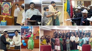 अग्रवाल हाई स्कूल के पदवी अलंकरण समारोह में विद्यार्थी मंच पर।