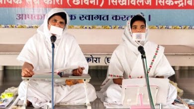 महावीरजी के धर्म प्रवचन में श्रद्धालु