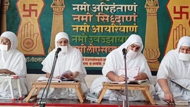 साध्वी डॉ. सुमंगलप्रभाजी मोक्ष मार्ग उपदेश देती हुई