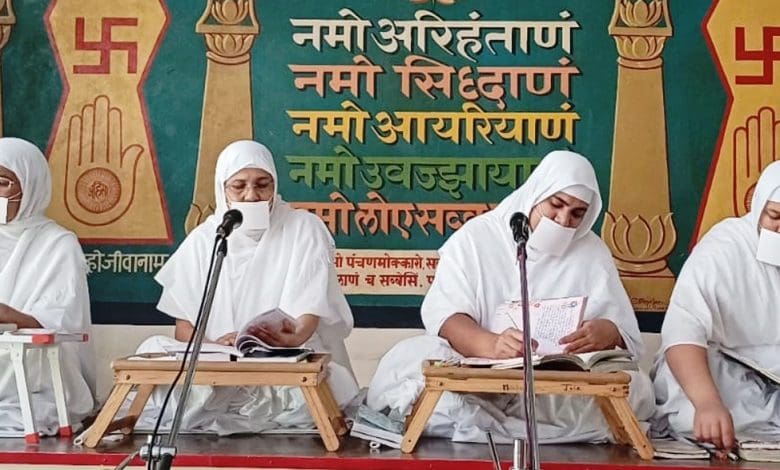 साध्वी डॉ. सुमंगलप्रभाजी मोक्ष मार्ग उपदेश देती हुई