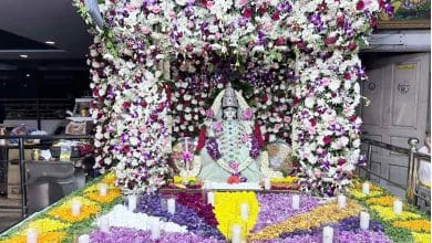 दीपावली महालक्ष्मी मंदिर में भक्तों की भीड़ और पूजा