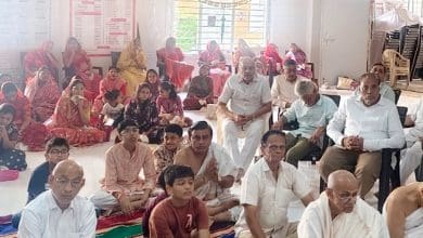 गोशामहल स्थित शंखेश्वर भवन में श्री शंखेश्वर पार्श्वनाथ जैन संघ के तत्वावधान में आयोजित प्रवचन सभा का दृश्य।