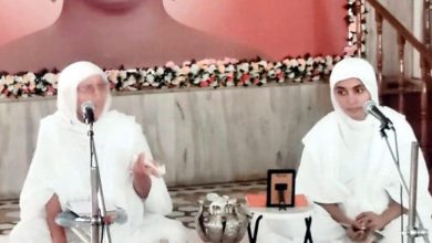 श्री महावीर स्वामी जैन श्वेतांबर संघ चातुर्मास व्यवस्था समिति द्वारा आयोजित प्रवचन सभा को संबोधित करतीं कनकप्रभाजी म.सा.।