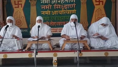 सिकंदराबाद स्थित मारुति विधि जैन स्थानक में श्री वर्धमान स्थानकवासी जैन श्रावक संघ सिकंदराबाद द्वारा आयोजित चातुर्मासिक धर्मसभा को संबोधित करतीं साध्वी डॉ. सुमंगलप्रभाजी म.सा.।