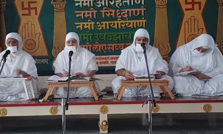 सिकंदराबाद स्थित मारुति विधि जैन स्थानक में श्री वर्धमान स्थानकवासी जैन श्रावक संघ सिकंदराबाद द्वारा आयोजित चातुर्मासिक धर्मसभा को संबोधित करतीं साध्वी डॉ. सुमंगलप्रभाजी म.सा.।