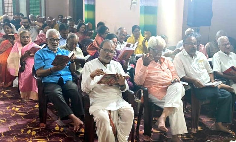 कोलसावाड़ी स्थित पारीक भवन में श्री रामायण मानस सत्संग प्रेमी द्वारा आयोजित श्री रामचरितमानस पारायण में पाठ करते कमलेशजी महाराज।