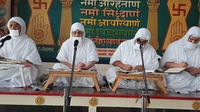 जैन धर्मसभा में सुमंगलप्रभा जी आत्मनिर्मलता पर प्रवचन देते हुए