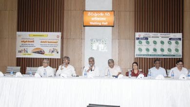 अमृत संवाद अभियान के तहत रेलवे अधिकारी यात्रियों से संवाद करते हुए