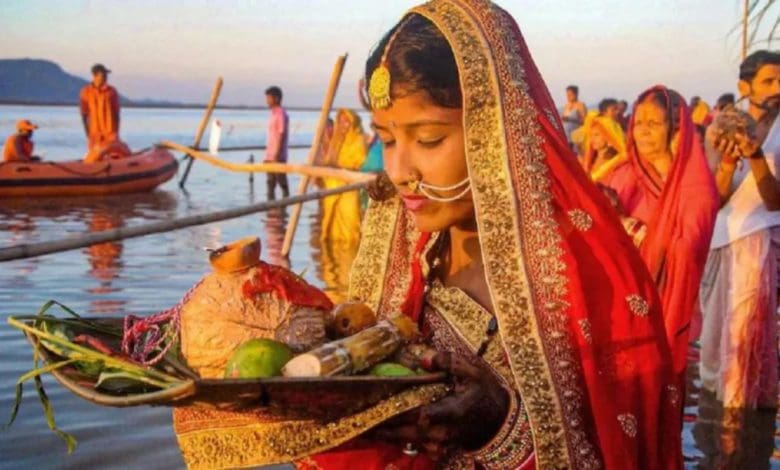 सूर्यदेव की आराधना करती महिलाएँ छठ पूजा के दौरान