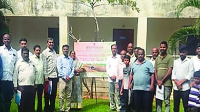 किसानों को धन-धान्य योजना पर जानकारी देते अधिकारी