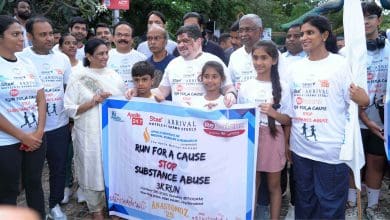 हैदराबाद में अपोलो इंस्टीट्यूट द्वारा नशामुक्त समाज हेतु जागरूकता दौड़ में भाग लेते छात्र।