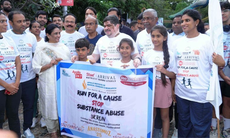 हैदराबाद में अपोलो इंस्टीट्यूट द्वारा नशामुक्त समाज हेतु जागरूकता दौड़ में भाग लेते छात्र।