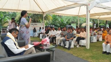 किसानों को कृषि तकनीक और प्राकृतिक खेती पर प्रशिक्षण देते वैज्ञानिक