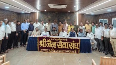 श्री जैन सेवा संघ हैदराबाद की कार्यकारिणी बैठक में अध्यक्ष योगेश कुमार सिंघी सहित सदस्यों की उपस्थिति का दृश्य