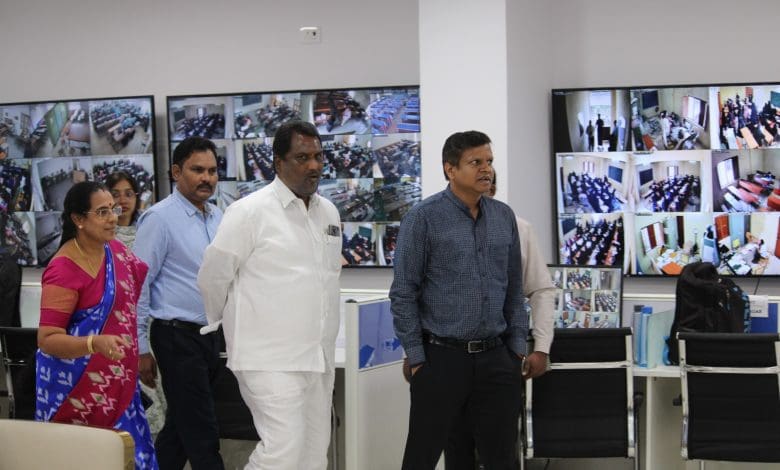 टीजीबीआईई के कमांड कंट्रोल रूम में मंत्री अदलुरी लक्ष्मण कुमार का दौरा