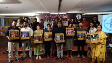 राष्ट्रीय मिलेट स्वास्थ्य सम्मेलन में मिलेट उत्पादों का प्रदर्शन करते हुए प्रतिभागी