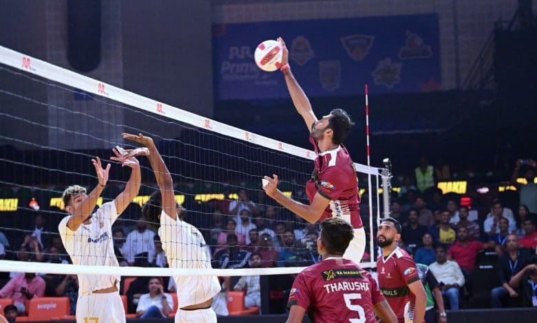 अहमदाबाद डिफ्रेंडर्स वॉलीबाल लीग में जीतते हुए