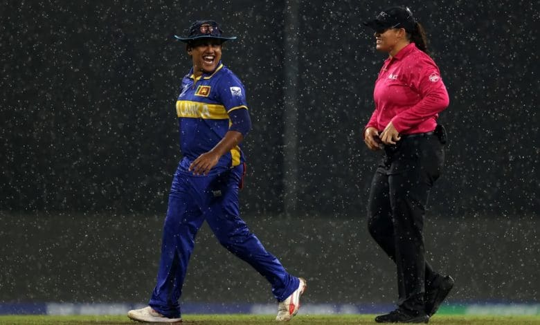 बारिश में ढका क्रिकेट मैदान, मैच रद्द होने की घोषणा