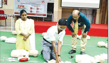 हैदराबाद में सीपीआर प्रशिक्षण कार्यक्रम के दौरान अधिकारी
