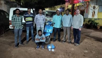 हैदराबाद में गांजा तस्कर गिरफ्तार और शराब की बोतलें जब्त