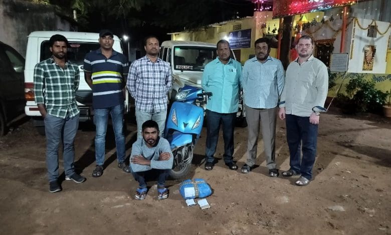 हैदराबाद में गांजा तस्कर गिरफ्तार और शराब की बोतलें जब्त