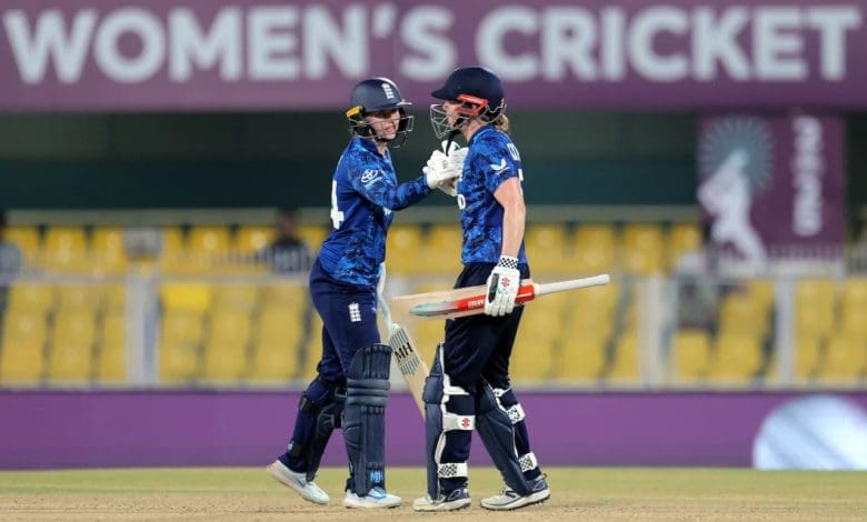 हीथर नाइट और चार्ली डीन ने इंग्लैंड की जीत सुनिश्चित की