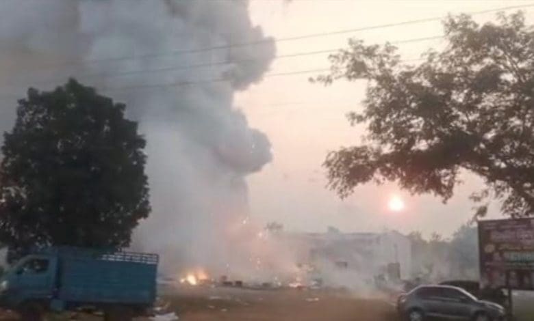 मेदक जिले में पटाखा गोदाम में लगी आग का दृश्य