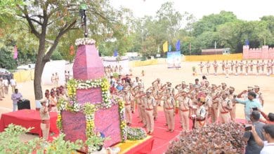 शहीद पुलिसकर्मियों को पुष्पांजलि अर्पित कर दी श्रद्धांजलि