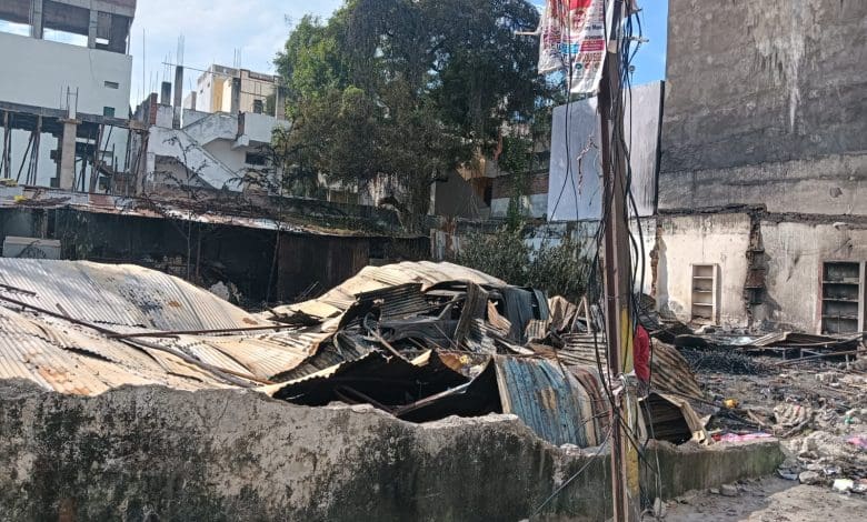 दिवाली की रात शिवलाल नगर में गैरेज से उठी आग की लपटें