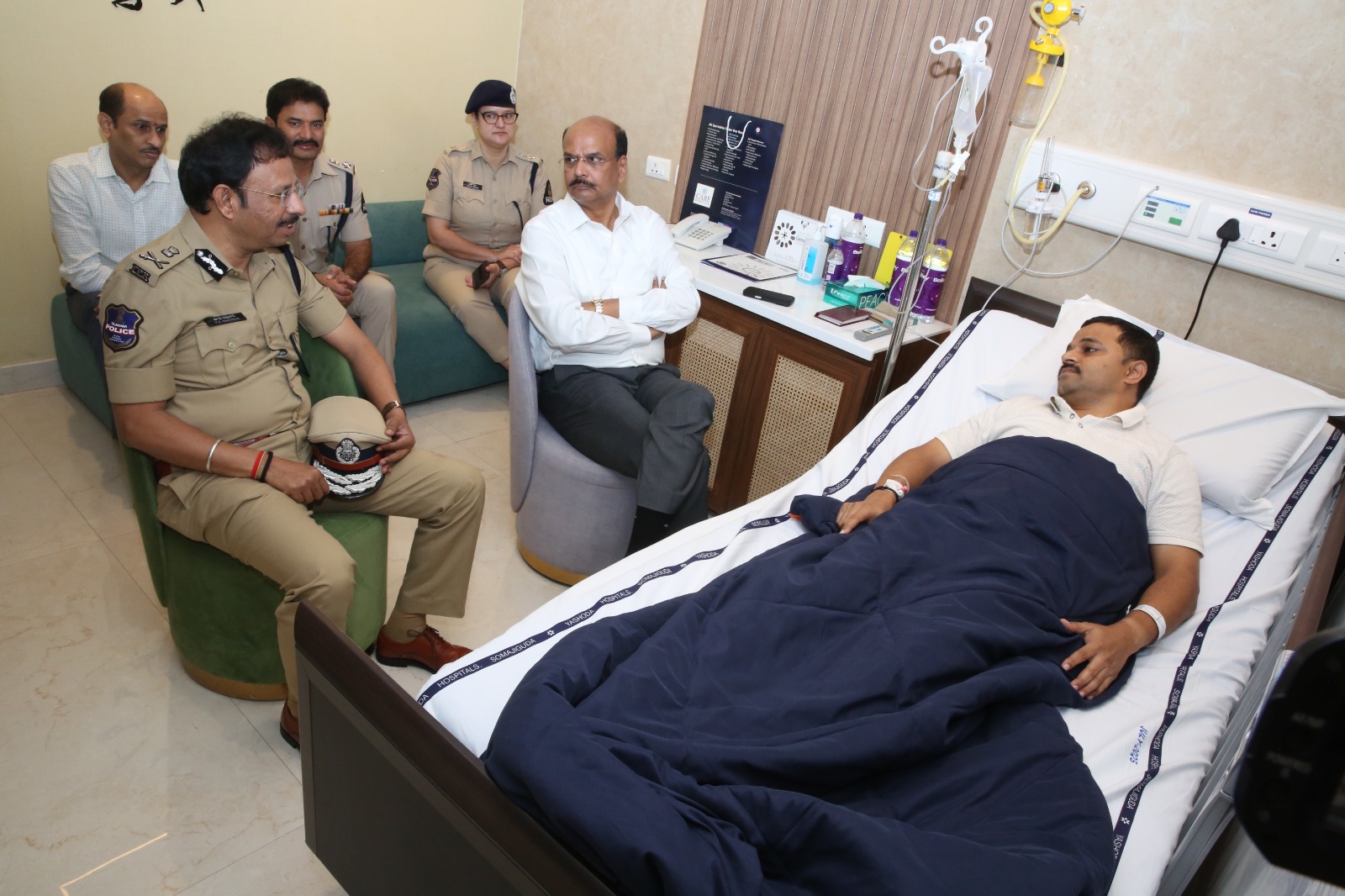 डीजीपी और सज्जनार ने अस्पताल में घायल डीसीपी से की मुलाकात