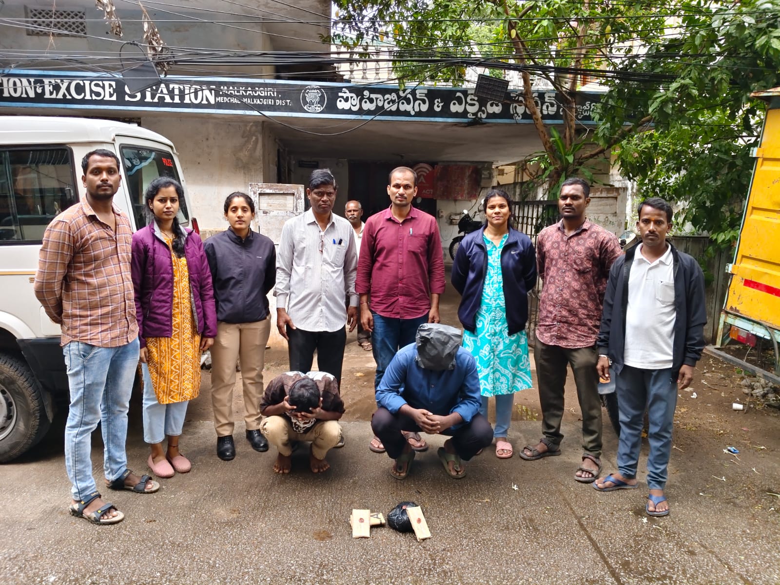 मल्काजगिरी में गांजा तस्करी मामले में गिरफ्तार आरोपी और जब्त पैकेट