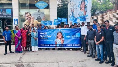 हैदराबाद में वॉकाथॉन में हाथ में तख्तियां लिए बच्चे नेत्र स्वास्थ्य के संदेश के साथ