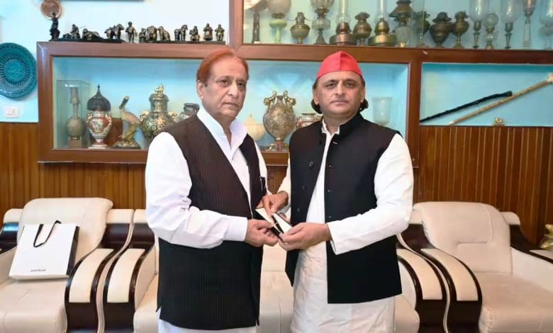 अखिलेश यादव आजम खान से मुलाकात, सपा रणनीति मजबूत