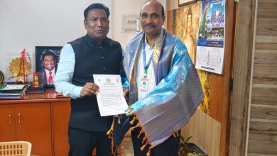 विद्यार्थियों को वित्तीय साक्षरता सिखाते शिक्षक