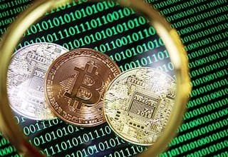 बिटकॉइन $104,782 पर गिरा, अमेरिकी-चीन विवाद का असर