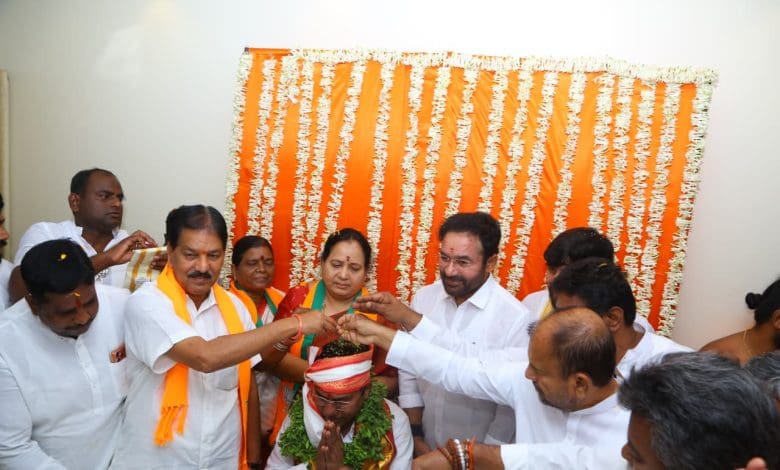 प्रदेश भाजपा महासचिव का पद्भार ग्रहण करने पर डॉ.एन. गौतम राव का सम्मान करते केन्द्राय कोयला मंत्री जी. किशन रेड्डी एवं अन्य नेता।