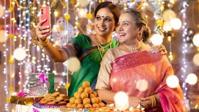 त्योहार अब आत्मा का नहीं, सोशल मीडिया का उत्सव हैं